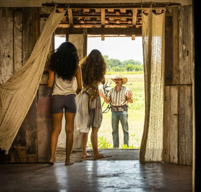 Tapera também é um termo muito usado em Pantanal, principalmente quando os personagens estão falando da casa de Juma. A palavra significa lugar em ruinas ou abandonado. Tapera também é um termo muito usado em Pantanal, principalmente quando os personagens estão falando da casa de Juma. A palavra significa lugar em ruinas ou abandonado.