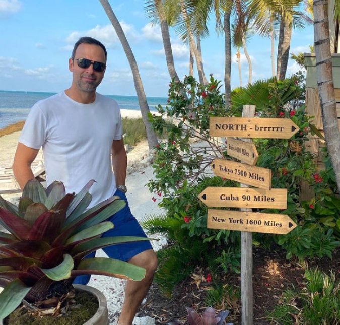 O apresentador está viajando com a esposa e falou sobre um perrengue chique