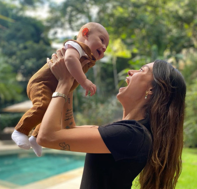 Thaila Ayala derrete <I>web</I> com vídeo do filho gargalhando: <I>Primeira crise de riso do Chico</I>