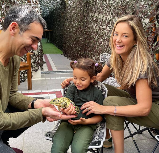 Corajosa! Ticiane Pinheiro compartilhou em suas redes sociais um pouco de como foi sua tarde ao lado da filha Manuella e de seu marido, César Tralli. Nas fotos, a pequena Manu apareceu segurando uma série de animais, como um sapo, uma tartaruga, e até uma cobra! Na legenda, Tici escreveu: Curtindo o domingo em família com a nossa destemida Manu. Ela também explicou que Rafinha Justus não participou da tarde divertida pois estava com o pai, Roberto Justus.