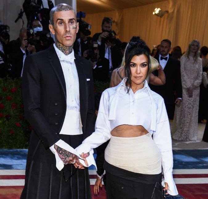 Kourtney Kardashian e Travis Barker vão ao altar e estão legalmente casados, diz site