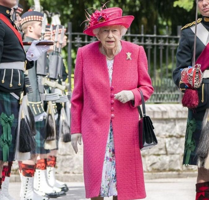 Rainha Elizabeth tem reação inusitada à homenagem de apresentador e viraliza na <i>web</i>