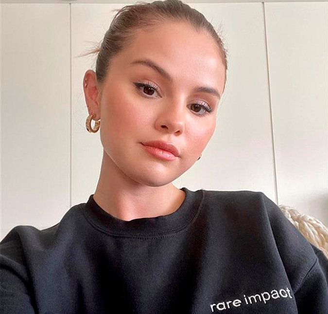 Selena Gomez se diverte apresentando o <i>Saturday Night Live</i> e fala sobre vida amorosa