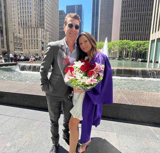 Ele não se conteve! Dinho Ouro Preto esbanjou orgulho ao compartilha algumas fotos da filha, Isabel, em sua formatura. A jovem se formou em psicologia na NYU, uma renomada universidade em Nova York, e o papai babão não deixou de prestigiar o momento. Além de postar cliques do evento, ele também escreveu uma legenda para lá de fofa: A gente sempre espera o melhor pros nossos filho. Que eles sejam felizes e saudáveis. Que eles sejam curiosos e educados. Que eles possam ir mais longe do que nós. Hoje a bebel se formou. Não estou cabendo em mim de orgulho…. É muito amor, né? Ele não se conteve! Dinho Ouro Preto esbanjou orgulho ao compartilha algumas fotos da filha, Isabel, em sua formatura. A jovem se formou em psicologia na NYU, uma renomada universidade em Nova York, e o papai babão não deixou de prestigiar o momento. Além de postar cliques do evento, ele também escreveu uma legenda para lá de fofa: A gente sempre espera o melhor pros nossos filho. Que eles sejam felizes e saudáveis. Que eles sejam curiosos e educados. Que eles possam ir mais longe do que nós. Hoje a bebel se formou. Não estou cabendo em mim de orgulho…. É muito amor, né?