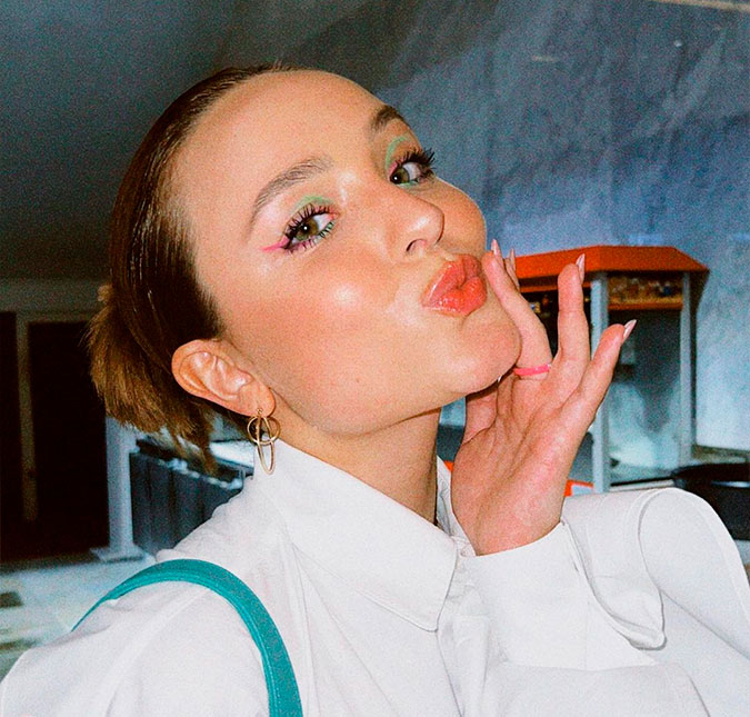 Larissa Manoela relembra cenas de beijo na adolescência e anuncia <i>show</i> em cruzeiro