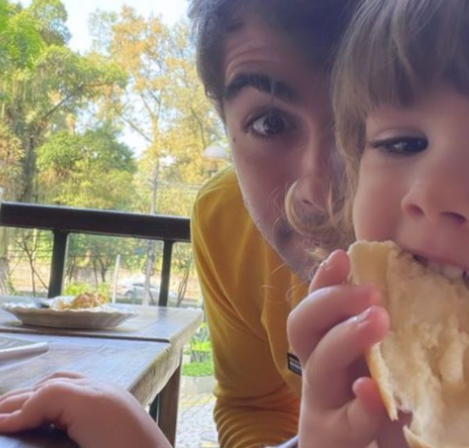 Rafael Vitti já cansou de provar por a mais b que é um paizão coruja de mão cheia. E sempre que ele está em casa de bobeira com Clara Maria, eles compartilham altos momentos fofos e engraçados nas redes sociais. Recentemente, o ator postou uma foto em que os dois estavam aproveitando um café da manhã juntinhos e nos Stories, o ator aparece no fundo da imagem olhando para a câmera e a pequena mais pra frente comendo um pãozinho e se divertindo com o click. A seguir, confira outros momentos fofos de Rafael Vitti como pai! Rafael Vitti já cansou de provar por a mais b que é um paizão coruja de mão cheia. E sempre que ele está em casa de bobeira com Clara Maria, eles compartilham altos momentos fofos e engraçados nas redes sociais. Recentemente, o ator postou uma foto em que os dois estavam aproveitando um café da manhã juntinhos e nos Stories, o ator aparece no fundo da imagem olhando para a câmera e a pequena mais pra frente comendo um pãozinho e se divertindo com o click. A seguir, confira outros momentos fofos de Rafael Vitti como pai!