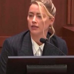 Amber Heard nega que agrediu Johnny Depp e garante: <i>É um homem que tentou me matar</i>