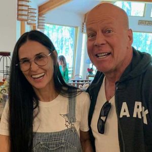 Demi Moore resgata clique com o ex-marido Bruce Willis e atual esposa do ator comenta