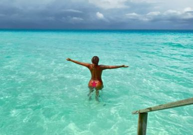 Ludmilla posa sem biquíni no meio do mar das Ilhas Maldivas. Relembre quem são as famosas que já posaram nuas!