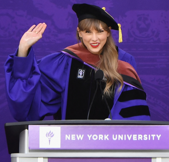 Taylor Swift veste beca e recebe doutorado honorário de Universidade