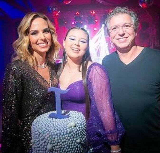 Festão! Na última sexta-feira, dia 13, a festa da filha de Ana Furtado e Boninho, Isabella Furtado, aconteceu. Mas, apenas nesta quinta-feira, dia 19, os cliques foram revelados pela jornalista e pela aniversariante. Ana usava um vestido preto brilhante e Isabella um vestido roxo com mangas transparentes bufantes. Já o Big Boss estava usando um look all black aconchegante e básico. Confira mais cliques dessa festona!