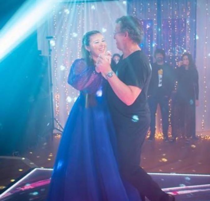 Momento fofo! Além de curtir muito a festança, Ana Furtado também compartilhou um momento fofo da filha com Boninho. Usando um vestido roxo, Isabella estava muito feliz valsando com o pai.