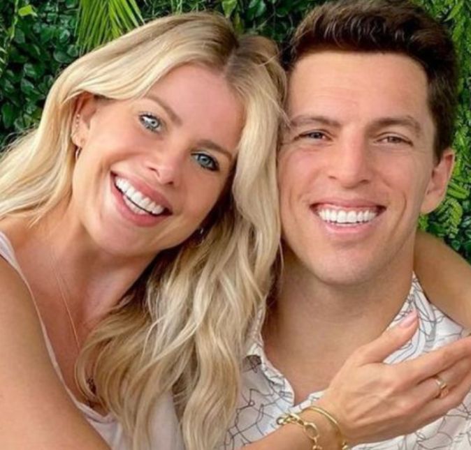 A pista de solteiros está bombando! Segundo informações publicadas por Léo Dias, do Metrópoles, o colunista descobriu que Karina Bacchi e Amaury Nunes não estão mais casados. Pois é, depois de um mês do término e de eles até assinarem o divórcio, veio publicamente a bomba para os fãs e seguidores do casal. De acordo com o jornalista, o que acabou motivando o fim do relacionamento foram divergências de opiniões e também o fanatismo religioso da atriz. Os dois ainda não falaram publicamente sobre o término. Eita!