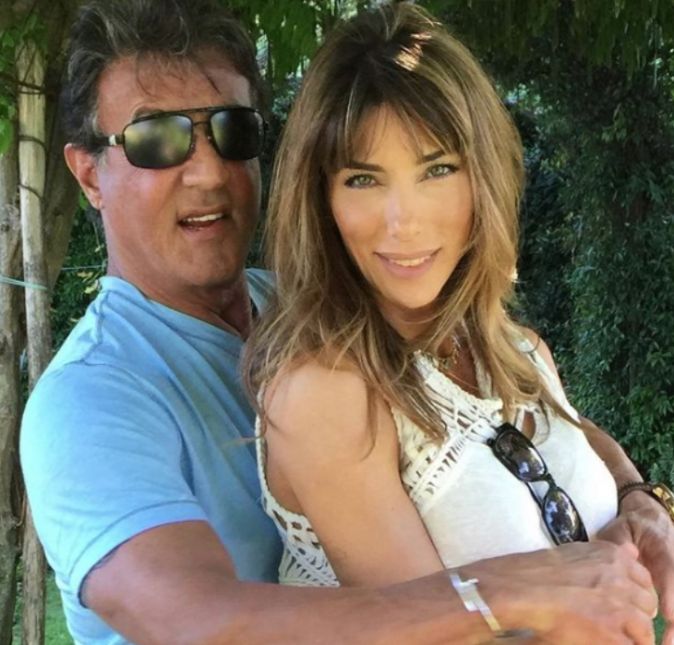 Sylvester Stallone compartilhou em suas redes sociais uma sequência de fotos ao lado de sua esposa, Jennifer Flavin, porque os dois estavam comemorando os 25 anos de união. Na publicação, o Rocy Balboa, escreveu: Feliz aniversário de 25 anos para a minha incrível esposa. Não há palavras suficientes para descrever o que essa mulher incrivelmente dedicada, paciente e altruísta significou para nossas vidas, e eu só gostaria que pudéssemos ter mais 25! Obrigado, querida!. A modelo também fez questão de falar publicamente sobre o casamento e com um novo carrossel de fotos, ela escreveu: Feliz 25 anos de casamento para nós! Obrigada por sempre me fazer rir, amar e proteger nossa linda família! Nosso casamento está melhorando a cada ano! Mal posso esperar para passar o resto de nossas vidas juntos. Para quem não sabe, Sylvester Stallone e Jennifer Flavin se casaram em 1997 e são pais de três jovens: Scarlet de 19 anos de idade, Sistine de 23 anos de idade e Sophia de 25 anos de idade. Apesar de diversos altos e baixos, e até pedidos de divórcio, o casal ainda continua firme e forte.