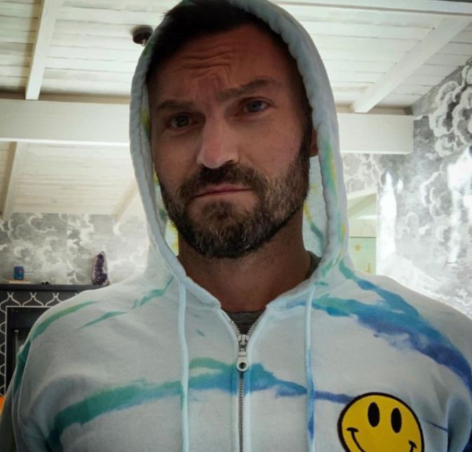 Brian Austin Green que ficou conhecido por estar presente no filme Barrados no Baile, comentou publicamente que perdeu cerca de nove quilos desde que começou a lidar com uma doença intestinal chamada colite ulcerativa. Ele e sua atual namorada participaram do programa Good Morning America e o ator revelou que a está tendo uma experiência realmente difícil. Sharna Burgees, a namorada, logo completou a informação: Eu não percebi o quão debilitante era até que eu o vi e vi o peso cair dele. Não tendo passado por esse tipo de coisa antes, e ainda aprendendo, fui solidária e amorosa, tipo estou aqui para você, e internamente com medo pensando quanto tempo isso vai durar. Este problema de saúde de Brian é uma doença inflamatória intestinal que causa diarreias e dores abdominais e por conta disso, ele tem que manter o corpo sempre hidratado: É realmente apenas uma dieta, tipo, para que eu possa manter as coisas dentro do meu sistema para meu corpo não achar que estou me envenenando, então ele não revida. Eu comia comida e, literalmente, era como se meu corpo não processasse nada disso. Então, quando você começa a lidar com isso, tipo, manter-se hidratado o suficiente é uma batalha, revelou o artista. Brian Austin Green que ficou conhecido por estar presente no filme Barrados no Baile, comentou publicamente que perdeu cerca de nove quilos desde que começou a lidar com uma doença intestinal chamada colite ulcerativa. Ele e sua atual namorada participaram do programa Good Morning America e o ator revelou que a está tendo uma experiência realmente difícil. Sharna Burgees, a namorada, logo completou a informação: Eu não percebi o quão debilitante era até que eu o vi e vi o peso cair dele. Não tendo passado por esse tipo de coisa antes, e ainda aprendendo, fui solidária e amorosa, tipo estou aqui para você, e internamente com medo pensando quanto tempo isso vai durar. Este problema de saúde de Brian é uma doença inflamatória intestinal que causa diarreias e dores abdominais e por conta disso, ele tem que manter o corpo sempre hidratado: É realmente apenas uma dieta, tipo, para que eu possa manter as coisas dentro do meu sistema para meu corpo não achar que estou me envenenando, então ele não revida. Eu comia comida e, literalmente, era como se meu corpo não processasse nada disso. Então, quando você começa a lidar com isso, tipo, manter-se hidratado o suficiente é uma batalha, revelou o artista.