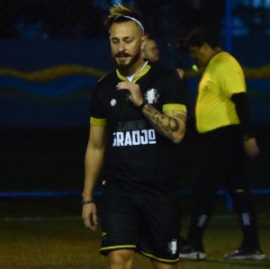 Fred enfrenta o frio de São Paulo para jogar futebol com os amigos