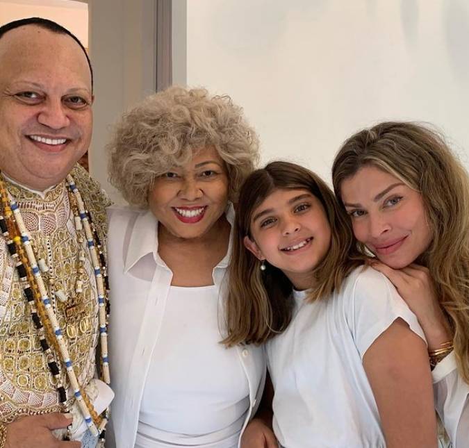 Grazi Massafera visita terreiro de Candomblé e leva a filha
