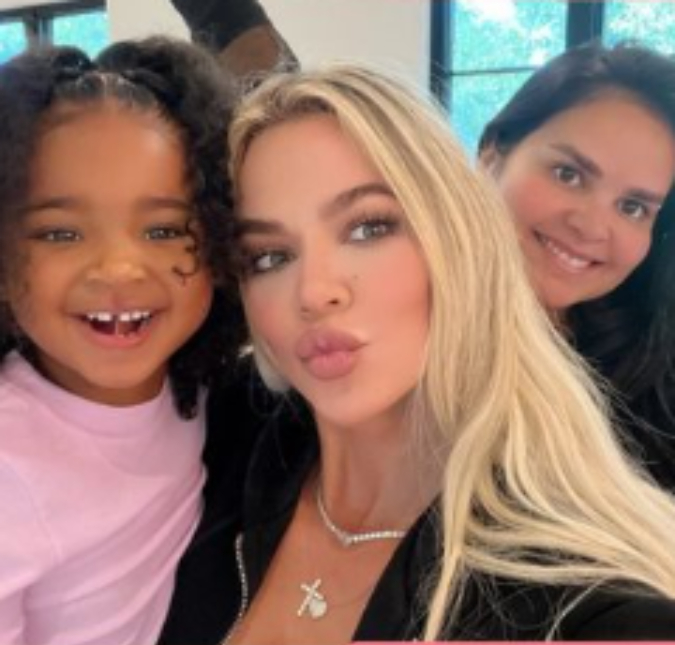 Babá brasileira de filha de Khloé Kardashian ganha festa de aniversário da <I>socialite</i>