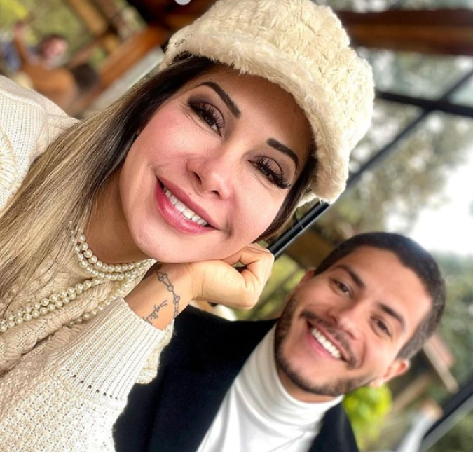 Maíra Cardi aparece de toalha junto com Arthur Aguiar e vira piada entre internautas