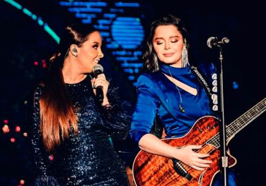 Maiara, dupla de Maraisa, choca cantando <i>O chifre vem</i> durante um casamento