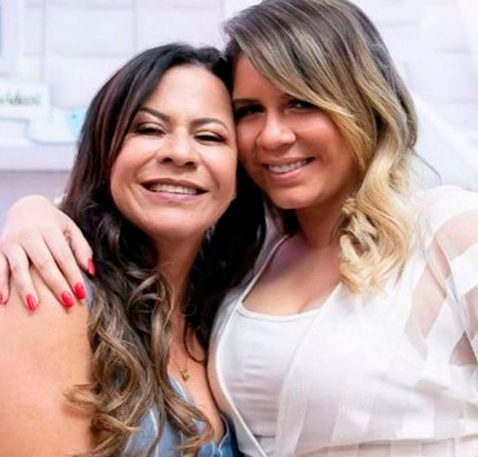 Mãe de Marília Mendonça revela que ainda abraça o vestido usado pela cantora no dia de sua morte e chora: <I>Todo dia ainda é dia 5</i>