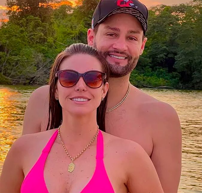 Munhoz, da dupla com Mariano, revelou que está novamente na pista de solteiro. Isso porque o namorou com a engenheira agrônoma Alana Neto chegou ao fim. Como todos podem ver, já tem algum tempo que eu e a Alana não aparecemos mais aqui. Infelizmente vamos cada um seguir o próprio caminho sozinho, nos amando e respeitando um ao outro. Por favor, eu peço de coração, eu não quero ninguém enchendo meu saco e da Alana com mensagens de ódio. Deixem que eu sei cuidar da minha vida. Obrigado a todos, escreveu. Os dois haviam assumido o relacionamento em setembro de 2021, oito meses após o término do casamento do músico com a nutricionista Rhayssa Carvalho.