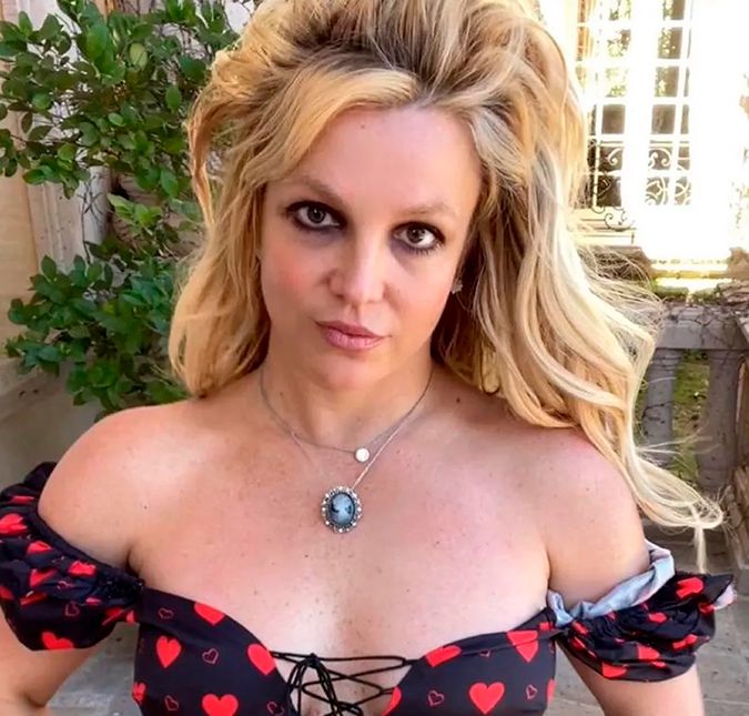 Britney Spears teve seu período sombrio após atingir o sucesso: ela encarou problemas com os filhos, com remédios e até casamentos relâmpagos. Depois, a cantora, nascida no dia 2 de dezembro de 1981, foi aos poucos retomando sua vida e novamente conquistou o sucesso. Um dos problemas mais recentes, por exemplo, envolvia a questão da tutela imposta sobre ela, que estava sob comando de seu pai, Jamie Spears. Felizmente, a Justiça norte-americana colocou um fim e agora ela pode tomar as rédeas da própria vida. No dia 21 de maio de 2022, a loira se revoltou na internet e mandou a família ir para o inferno por ter tolerado suposta tortura psicológica. Nas redes sociais, a artista postou um vídeo com simulações de sessões de terapia que teria sido forçada a fazer durante os anos de tutela. Logo nas primeiras cenas, é possível ouvir a voz de Britney interpretando uma pessoa dizendo que ela precisaria de apenas mais dois ou três encontros e estaria liberada. Em seguida, Spears mostra que não foi bem assim e as consultas continuaram sem a opção de desistência. Depois de fazer exatamente 840 horas de terapia indesejada em uma cadeira, esta é a minha mensagem para todos os meus terapeutas e pessoas que pegaram meu dinheiro: Beije o meu c*. Acho que sou uma estudiosa neste momento. Novamente para minha família que tolerou essa tortura, vou dizer até o dia que eu morre: Vá para o inferno! E se você acha que estou mentindo ou isso é impossível de fazer, faça sua pesquisa! É estranho ou desconfortável assistir esse vídeo? Bom, escreveu na legenda. A seguir, relembre os altos e baixos da vida da estrela. Britney Spears teve seu período sombrio após atingir o sucesso: ela encarou problemas com os filhos, com remédios e até casamentos relâmpagos. Depois, a cantora, nascida no dia 2 de dezembro de 1981, foi aos poucos retomando sua vida e novamente conquistou o sucesso. Um dos problemas mais recentes, por exemplo, envolvia a questão da tutela imposta sobre ela, que estava sob comando de seu pai, Jamie Spears. Felizmente, a Justiça norte-americana colocou um fim e agora ela pode tomar as rédeas da própria vida. No dia 21 de maio de 2022, a loira se revoltou na internet e mandou a família ir para o inferno por ter tolerado suposta tortura psicológica. Nas redes sociais, a artista postou um vídeo com simulações de sessões de terapia que teria sido forçada a fazer durante os anos de tutela. Logo nas primeiras cenas, é possível ouvir a voz de Britney interpretando uma pessoa dizendo que ela precisaria de apenas mais dois ou três encontros e estaria liberada. Em seguida, Spears mostra que não foi bem assim e as consultas continuaram sem a opção de desistência. Depois de fazer exatamente 840 horas de terapia indesejada em uma cadeira, esta é a minha mensagem para todos os meus terapeutas e pessoas que pegaram meu dinheiro: Beije o meu c*. Acho que sou uma estudiosa neste momento. Novamente para minha família que tolerou essa tortura, vou dizer até o dia que eu morre: Vá para o inferno! E se você acha que estou mentindo ou isso é impossível de fazer, faça sua pesquisa! É estranho ou desconfortável assistir esse vídeo? Bom, escreveu na legenda. A seguir, relembre os altos e baixos da vida da estrela.