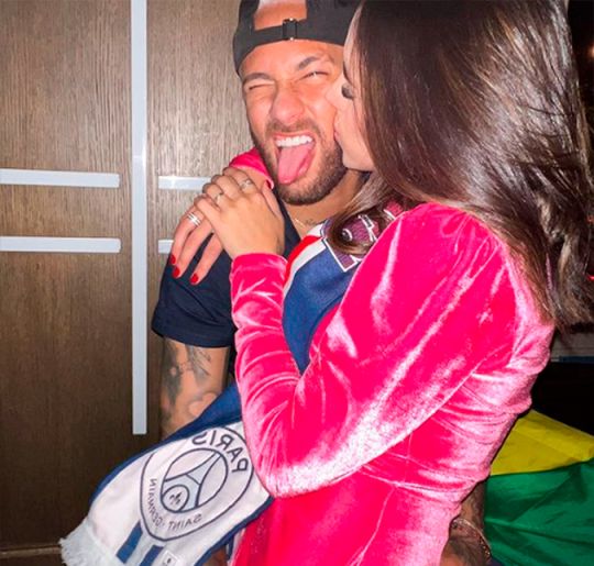 Neymar Jr. posa coladinho com namorada e <I>web</i> pergunta: <I>Cadê o casamento?</i>. Veja os melhores momentos do jogador e Bruna Biancardi