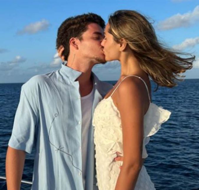 Quando completaram um ano de casados, os dois fizeram uma viagem romântica nas Ilhas Maldivas No dia 22 de maio, data do aniversário, João escreveu em seu Instagram: 22/05, nosso dia. Sasha Meneghel, feliz um ano. Em seguida, ele publicou um vídeo do casal em um barco, e contou que os dois aproveitaram a data especial para fazer um passeio de barco e ver golfinhos! Fofos, né? Quando completaram um ano de casados, os dois fizeram uma viagem romântica nas Ilhas Maldivas No dia 22 de maio, data do aniversário, João escreveu em seu Instagram: 22/05, nosso dia. Sasha Meneghel, feliz um ano. Em seguida, ele publicou um vídeo do casal em um barco, e contou que os dois aproveitaram a data especial para fazer um passeio de barco e ver golfinhos! Fofos, né?