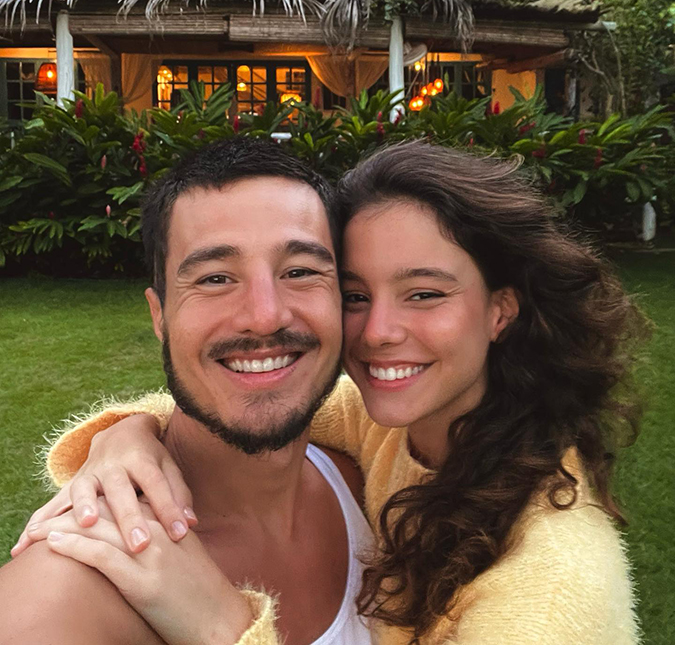 Tiago Iorc aparece em foto rara com a namorada: <i>O chamego que a gente gosta</i>
