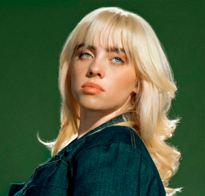 Billie Eilish abriu a intimidade sobre a síndrome de Tourette, distúrbio que faz com que a cantora reproduza movimentos e sons repetitivos, também conhecido como tique. Em entrevista ao talk show de David Letterman, ela contou que foi diagnosticada aos 11 anos de idade e entregou o quão exaustivo a doença pode ser. A maneira mais comum de as pessoas reagirem é rirem porque acham que estou tentando ser engraçada. E eu sempre fico incrivelmente ofendida. São coisas que você nunca notaria se estivesse apenas conversando comigo, mas para mim são muito cansativas. Eu nunca fico sem fazer tiques. Os que eu faço constantemente são: mexer na minha orelha para frente e para trás, levantar minha sobrancelha, estalar minha mandíbula e flexionar o meu braço. Billie Eilish abriu a intimidade sobre a síndrome de Tourette, distúrbio que faz com que a cantora reproduza movimentos e sons repetitivos, também conhecido como tique. Em entrevista ao talk show de David Letterman, ela contou que foi diagnosticada aos 11 anos de idade e entregou o quão exaustivo a doença pode ser. A maneira mais comum de as pessoas reagirem é rirem porque acham que estou tentando ser engraçada. E eu sempre fico incrivelmente ofendida. São coisas que você nunca notaria se estivesse apenas conversando comigo, mas para mim são muito cansativas. Eu nunca fico sem fazer tiques. Os que eu faço constantemente são: mexer na minha orelha para frente e para trás, levantar minha sobrancelha, estalar minha mandíbula e flexionar o meu braço.