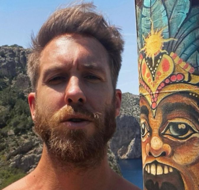 Parece que a vida de Calvin Harris deu uma grande mudada nos últimos meses. Segundo informações do Daily Mail, o DJ estaria namorando por mais de cinco meses Vick Hope e em maio de 2022 teria pedido a mão da bonitona em noivado, em sua fazenda em Ibiza. A primeira aparição pública do casal teria sido no Chelsea Flower Show e uma fonte comentou para a publicação que eles não poderiam estar mais felizes: O relacionamento de Calvin e Vick mudou rapidamente, mas eles estão apaixonados um pelo outro. Eles não poderiam estar mais felizes e já estão planejando seu casamento, que deve acontecer em Ibiza, onde eles se aproximaram durante as visitas secretas de Vick à Ilha Branca.