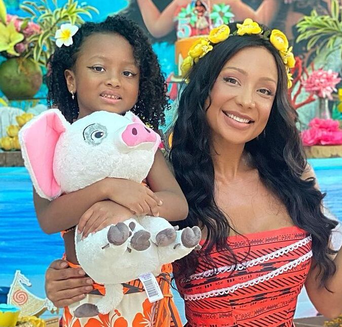 Após internação da filha, Drika Marinho compartilha mensagem otimista: <i>Já já vai ficar boa e voltar pra casa</i>