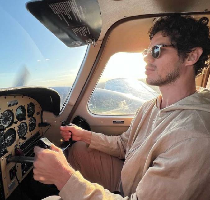 José Loreto pilota avião a caminho do trabalho; entenda!