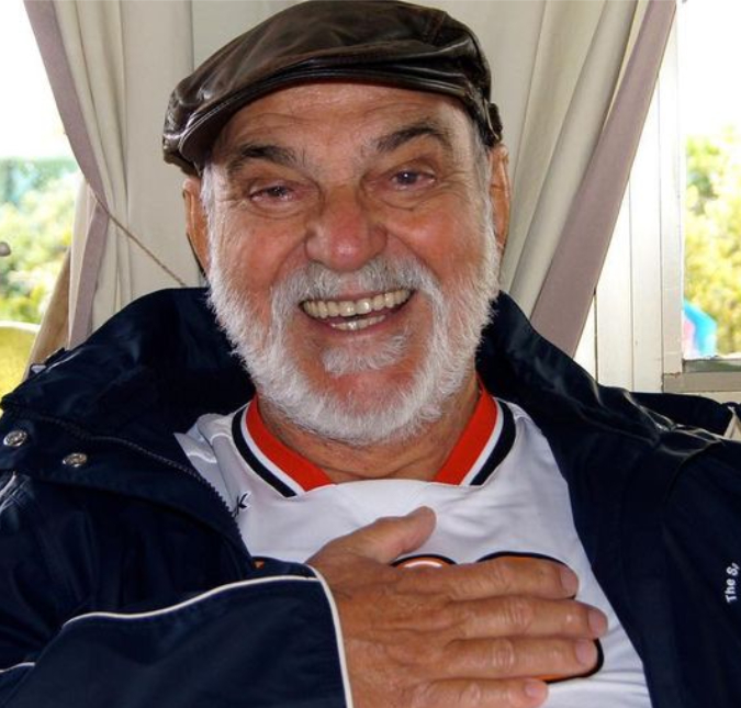 Lima Duarte surge dançando na <I>web</i> e surpreende internautas: <I>Bom humor ajuda a chegar aos 93 anos de idade</i/>