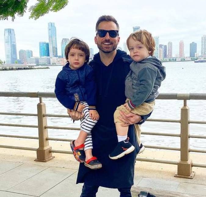 Thales Bretas encanta web ao publicar foto com os filhos O médico e os pequenos estavam em Nova York, nos Estados Unidos