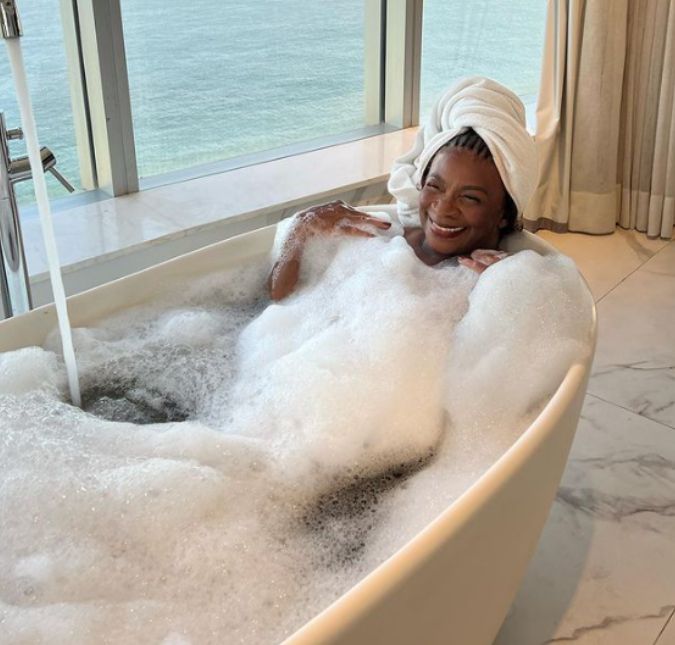 Poses sexy ou só para mostrar o relaxamento do fim do dia, essas celebridades adoram um banho especial!