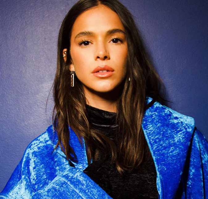 Bruna Marquezine se derrete por caracterização do seu par romântico em <i>Besouro Azul</i>