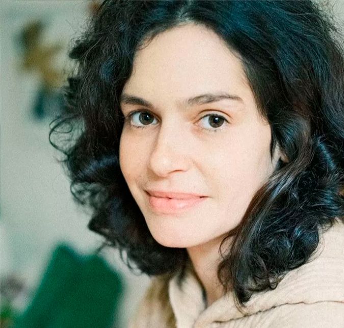 Não é novidade para ninguém que a gravidez e a maternidade não são um mar de rosas! Em entrevistas, e até nas redes sociais, diversas famosas fazem questão de desmistificar a ideia de ser uma mãe perfeita, relatando aos seguidores e fãs que também enfrentam dificuldades na maternidade. Maria Flor, que é mãe do pequeno Vicente, fruto de seu relacionamento com Emanuel Aragão, publicou uma foto de cara limpa e escreveu: Quatro meses sem dormir. Quem mais?. Confira, a seguir, mais vezes em que as famosas já desabafaram sobre a maternidade real!