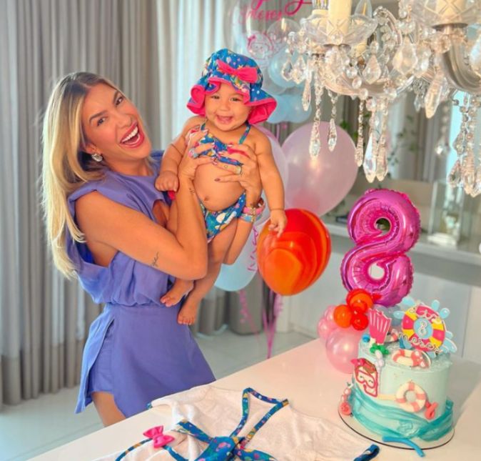 Quando o assunto é festa, algumas mamães e papais não veem motivo para só festejar quando o filho completa um ano de vida. Por que, então, não celebrar os meses? E foi daí que surgiram as festas de mesversário, que muitos famosos adoram fazer para seus pequenos e, a cada mês, a produção é ainda maior! Lore Improta voltou até as redes sociais para compartilhar fotos do oitavo mêsversário de sua filha, Liz. Com temática de praia, a pequena posou toda sorridente para a câmera usando um biquíni todo estampado acompanhado de um chapéu que deu um lindo charme para ela. Na mesa, a mamãe coruja colocou um bolinho temático e um mini roupão de banho que ficou a coisa mais linda. A seguir, relembre outros mesversários dos filhos dos famosos! Quando o assunto é festa, algumas mamães e papais não veem motivo para só festejar quando o filho completa um ano de vida. Por que, então, não celebrar os meses? E foi daí que surgiram as festas de mesversário, que muitos famosos adoram fazer para seus pequenos e, a cada mês, a produção é ainda maior! Lore Improta voltou até as redes sociais para compartilhar fotos do oitavo mêsversário de sua filha, Liz. Com temática de praia, a pequena posou toda sorridente para a câmera usando um biquíni todo estampado acompanhado de um chapéu que deu um lindo charme para ela. Na mesa, a mamãe coruja colocou um bolinho temático e um mini roupão de banho que ficou a coisa mais linda. A seguir, relembre outros mesversários dos filhos dos famosos!