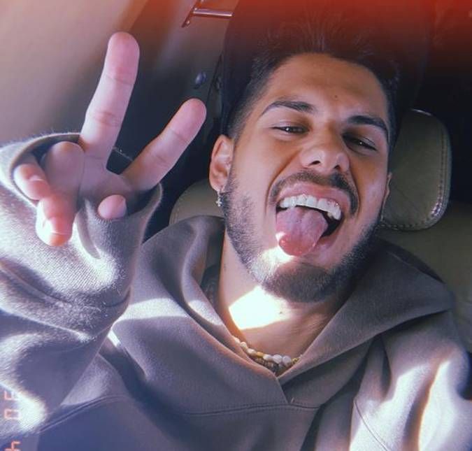 Em seguida, a pedido da amada, o cantor pediu desculpas ao internauta