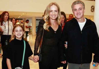 Ao lado da filha, Angélica e Luciano Huck prestigiam Claudia Raia no teatro