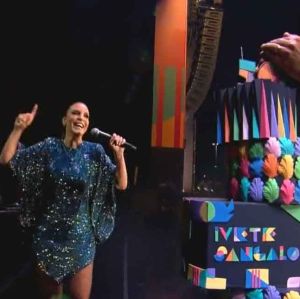 Com apresentação aberta ao público, Ivete Sangalo comemora 50 anos de idade com <i>show</i> emocionante