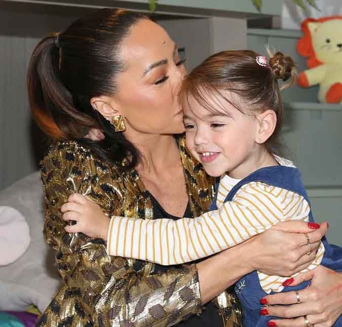 Sabrina Sato se diverte muito ao lado da filha: Momento alegria do dia A apresentadora revelou que ama ficar com a herdeira após um dia de trabalho