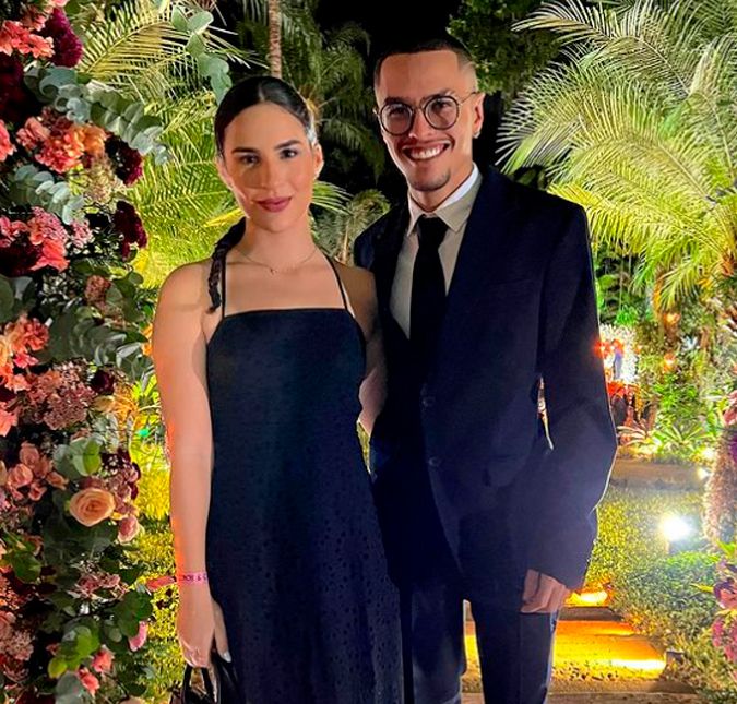 Renato Aragão empresta gravata ao genro e ensina a dar nó: Estou doido para dar uma gravata nele Sem uma gravata para acompanhar a namorada, Lívian Aragão, em um casamento, Jota Façanha precisou da ajuda do sogro