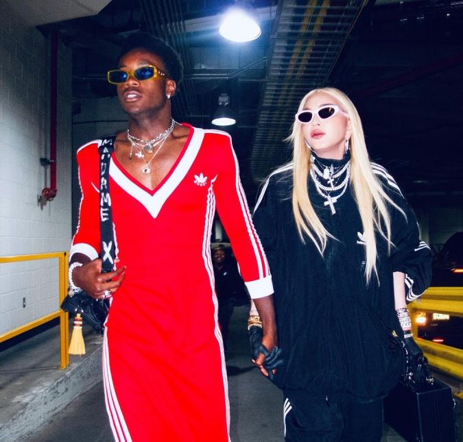 Filho de Madonna chama atenção ao aparecer de vestido em evento O jovem de 16 anos de idade utilizou a peça da coleção Adidas X Gucci