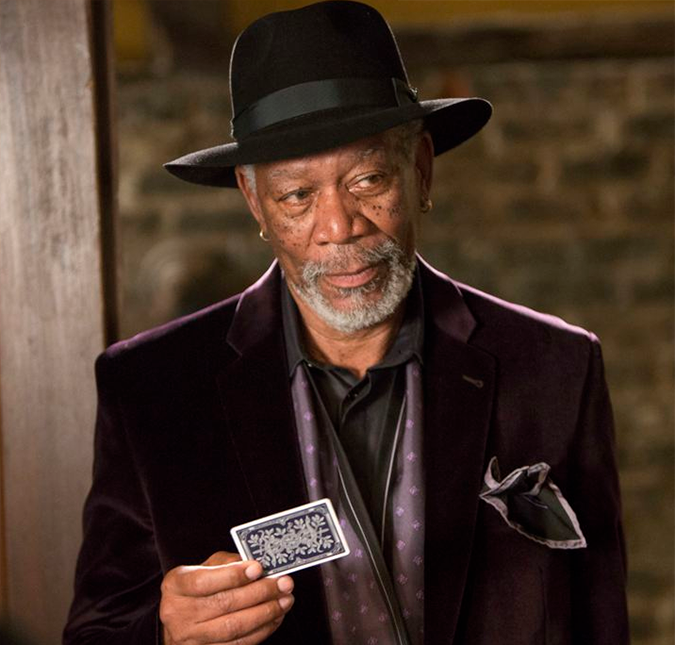 Alguns famosos acabaram se envolvendo escândalos fora das telas ao serem acusados de assédio. Nascido em 1 de junho de 1937, Morgan Freeman, por exemplo, foi acusado por 16 mulheres de atos inconvenientes, sendo que metade delas afirma que o ator adotou algum tipo de conduta inapropriada e as outras o acusaram de assédio. Os casos foram revelados pela CNN, que divulgou o relato de algumas das vítimas. Uma delas foi assistente de produção de Freeman e revelou que durante as gravações do filme Despedida em Grande Estilo, em 2015, ele teria levantado a saia da jovem e questionado se ela estaria usando ou não roupa íntima. A atitude do ator teria incomodado até mesmo seu colega de elenco, Alan Arkin: - Alan fez um comentário pedindo que ele parasse. Morgan ficou apavorado e não sabia o que dizer, revelou a vítima. As acusações não pararam por aí: três mulheres ainda contaram que, durante outras gravações, ele fazia comentários desconfortáveis a respeito de seus corpos. - Eu parei de usar saias quando ele estava lá, comentou. Um ponto ressaltado é que algumas das vítimas chamaram o ato como assédio, e outras como conduta inapropriada. A seguir, veja os famosos que foram acusados de assédio. Alguns famosos acabaram se envolvendo escândalos fora das telas ao serem acusados de assédio. Nascido em 1 de junho de 1937, Morgan Freeman, por exemplo, foi acusado por 16 mulheres de atos inconvenientes, sendo que metade delas afirma que o ator adotou algum tipo de conduta inapropriada e as outras o acusaram de assédio. Os casos foram revelados pela CNN, que divulgou o relato de algumas das vítimas. Uma delas foi assistente de produção de Freeman e revelou que durante as gravações do filme Despedida em Grande Estilo, em 2015, ele teria levantado a saia da jovem e questionado se ela estaria usando ou não roupa íntima. A atitude do ator teria incomodado até mesmo seu colega de elenco, Alan Arkin: - Alan fez um comentário pedindo que ele parasse. Morgan ficou apavorado e não sabia o que dizer, revelou a vítima. As acusações não pararam por aí: três mulheres ainda contaram que, durante outras gravações, ele fazia comentários desconfortáveis a respeito de seus corpos. - Eu parei de usar saias quando ele estava lá, comentou. Um ponto ressaltado é que algumas das vítimas chamaram o ato como assédio, e outras como conduta inapropriada. A seguir, veja os famosos que foram acusados de assédio.