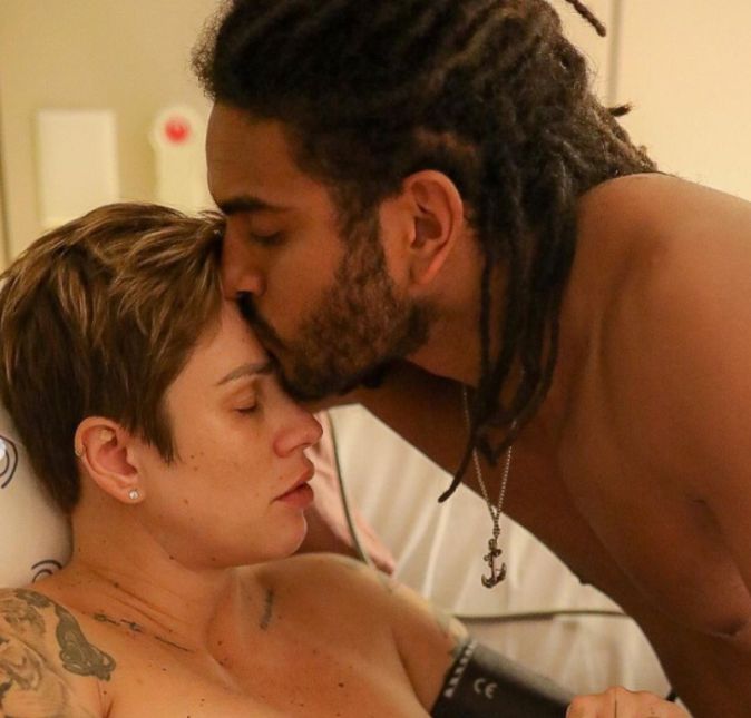 Nanda Terra, que participou do Casamento às cegas, teve seu primeiro filho, Ben, no dia 31 de maio. Ao lado de seu amado, Fernanda publicou algumas fotos durante o parto e revelou que o pequeno acabou vindo antes do esperado: Estamos ainda em êxtase, Ben quis ser apressadinho e já está em nossos braços! Mais uma vez, assim como a nossa história de amor, a certeza que nada está sob nosso controle, planos devem existir, mas leveza em respeitar que nem sempre eles serão exatamente como o planejado. Ben chegou com 37 semanas, dois quilos e 540 gramas e 45 centímetros. No dia 31 de maio, as 23:16. Um ser humaninho tão pequititico e grandioso ao mesmo tempo! Mudou nossas vidas! Quanto amor, quantos desafios… estamos gratos por termos sido escolhidos pelo BEN. Esperamos que ele tenha muita saúde!