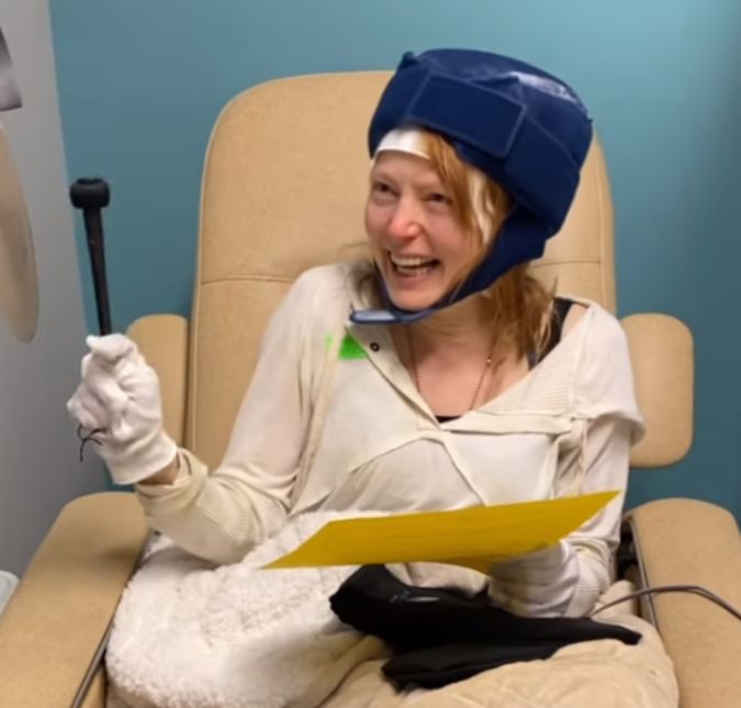 Alice Witt que ficou conhecida por estar em The Walking Dead e Orange is the new Black revelou no começo do mês de junho de 2022 que está com um câncer e que passou por uma dupla mastectomia: Há pouco mais de 2 meses, fiz minha última rodada de quimioterapia antes da mastectomia. Meu querido, brilhante, colaborativo e comunicativo médico estava lá para comemorar conosco enquanto eu tocava o sino! Embora ainda não tivéssemos certeza absoluta até depois da mastectomia de que a doença estava completamente curada do meu seio esquerdo. Eu tive uma pequena equipe de anjos humanos me cercando para todos os seis tratamentos, não apenas mantendo meu ânimo, mas tentando manter o cabelo, que era obviamente a última das minhas preocupações. Eu desejava profundamente manter meu diagnóstico em segredo até que estivesse 100 por cento curada, se Deus quiser. Sou muito grata a todos aqueles ao longo do caminho durante o tratamento que me honraram, protegendo minha privacidade durante esses meses. Para mim, esta era uma parte tão necessária da minha cura, especialmente devido à terrível tragédia pública que aconteceu em nossa família quando eu estava começando meus tratamentos. Alice Witt que ficou conhecida por estar em The Walking Dead e Orange is the new Black revelou no começo do mês de junho de 2022 que está com um câncer e que passou por uma dupla mastectomia: Há pouco mais de 2 meses, fiz minha última rodada de quimioterapia antes da mastectomia. Meu querido, brilhante, colaborativo e comunicativo médico estava lá para comemorar conosco enquanto eu tocava o sino! Embora ainda não tivéssemos certeza absoluta até depois da mastectomia de que a doença estava completamente curada do meu seio esquerdo. Eu tive uma pequena equipe de anjos humanos me cercando para todos os seis tratamentos, não apenas mantendo meu ânimo, mas tentando manter o cabelo, que era obviamente a última das minhas preocupações. Eu desejava profundamente manter meu diagnóstico em segredo até que estivesse 100 por cento curada, se Deus quiser. Sou muito grata a todos aqueles ao longo do caminho durante o tratamento que me honraram, protegendo minha privacidade durante esses meses. Para mim, esta era uma parte tão necessária da minha cura, especialmente devido à terrível tragédia pública que aconteceu em nossa família quando eu estava começando meus tratamentos.