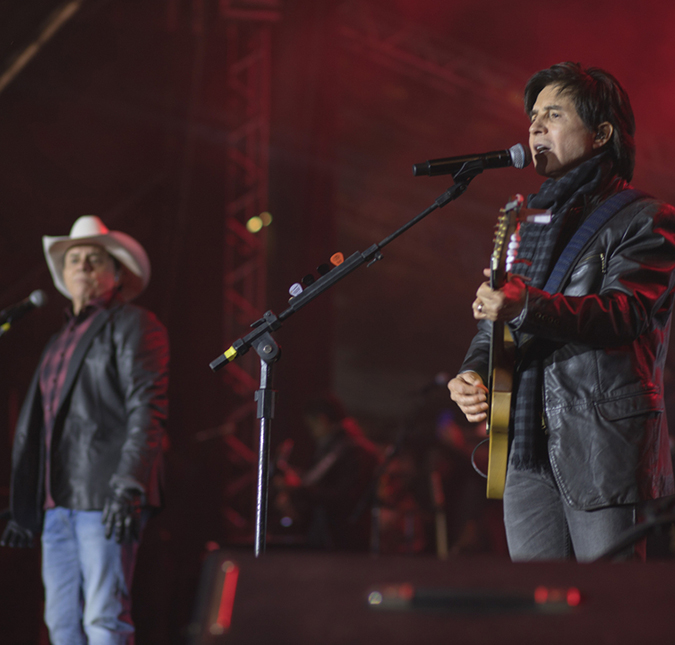 Especial de Chitãozinho e Xororó exibido pela <i>Globo</i> ganha elogios de internautas: <i>Melhor e maior dupla da atualidade</i>